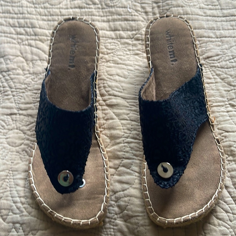 Size 8 1/2 White Mountain Thong wedges